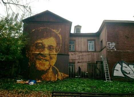 В России скандальный художник листьями «нарисовал» Шевчука (ФОТО)