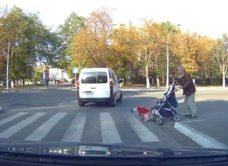 У меня шок: Одесчину потрясло видео, на котором ребенок вылетает из коляски на проезжую часть (ВИДЕО)