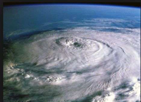 Пустые полки в магазинах и огромная воронка над Землей: На США надвигается смертоносная стихия (ФОТО, ВИДЕО)