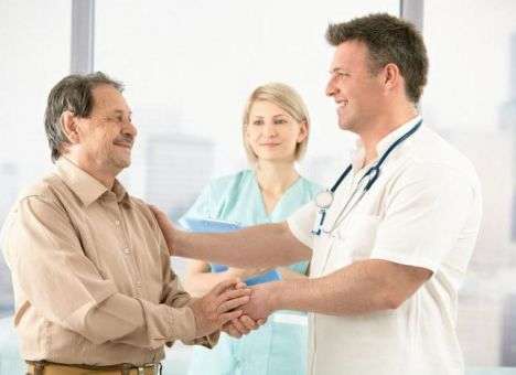 О каких проблемах говорит слабое рукопожатие, выяснили специалисты