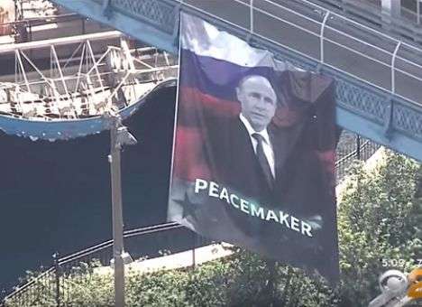 Плакат с Путиным-«миротворцем» не провисел в Нью-Йорке и часа (ВИДЕО)