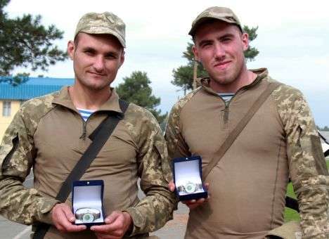 Драма над землей: Во время прыжков запутались парашюты двоих десантников