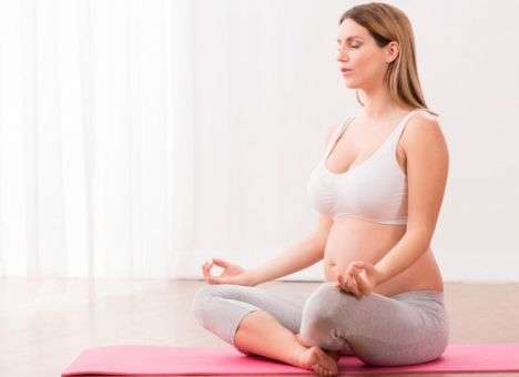 Специалисты назвали 7  причин заняться йогой во время беременности