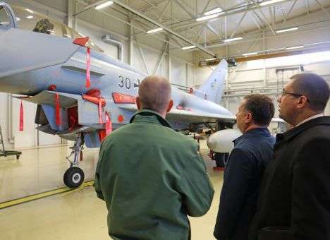 Уламывает летчика до Одессы подкинуть: Соцсети пытаются разгадать «загадку» о Полтораке (ФОТО)