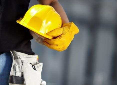 Женщины, которые на коленях встречают гробы из АТО, отпускают мужчин работать в РФ - СМИ