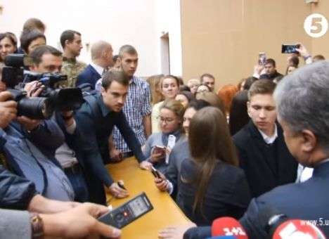 Всегда везде лезет: Что рассказали о студенте, который спорил с Порошенко