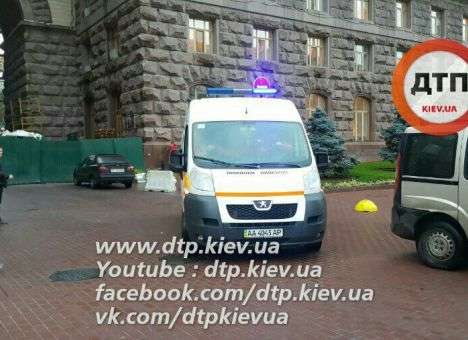 Под окнами Кличко едва не убился человек (ФОТО)