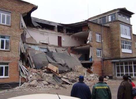 ЧП под Киевом: Видео и новые снимки обвалившейся сегодня школы (ВИДЕО, ФОТО)