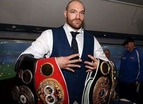 Фьюри отказался от своих титулов
