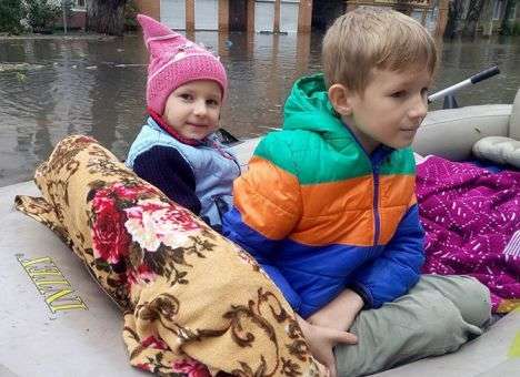 Одесситы передвигаются по затопленному городу на лодках (ФОТО)