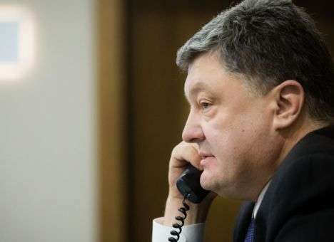 Порошенко сообщил Меркель об эскалации ситуации на Донбассе