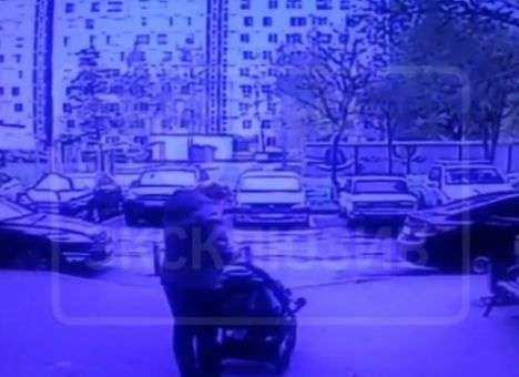 Чудесное спасение мамы с малышом попало на камеру (ВИДЕО)