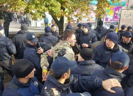 В центре Киева произошел инцидент с участием полицейского и участника АТО (ФОТО)