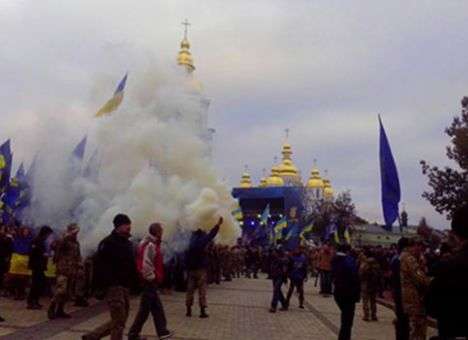 Михайловскую площадь в Киеве окутал дым (ФОТО)