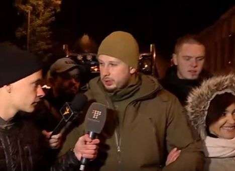 Случайная прохожая начала позировать с нардепом Билецким, пока он давал интервью (ФОТО)