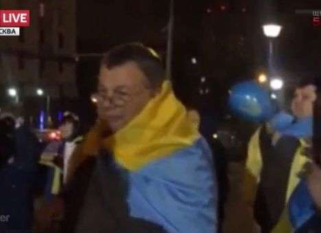 Отважные москвичи, завернувшись в желто-голубые флаги, проводят акцию «Стоп, Путин»