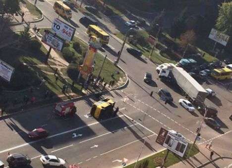 Появились кадры опрокинувшейся посреди дороги под Киевом маршрутки (ФОТО)