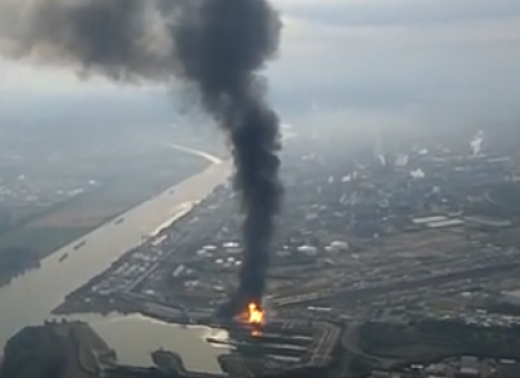 Взорвавшийся в Германии завод сняли с высоты птичьего полета (ВИДЕО)