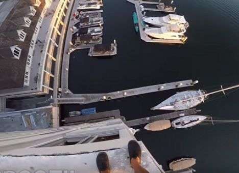 Не пытайтесь повторить: Экстремал опубликовал кадры, от которых стынет кровь (ВИДЕО)