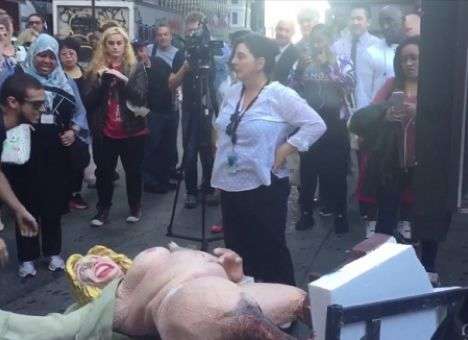 В центре Нью-Йорка разразился скандал из-за чудовищной статуи голой Клинтон (ВИДЕО)