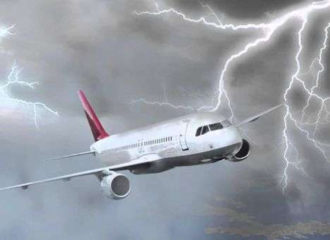 Молния прожгла пассажирский самолет, летевший в Москву