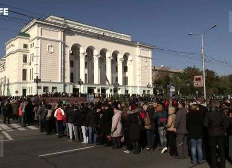 Как в Мавзолей: Пол-Донецка стоит в очереди к гробу «Моторолы» (ФОТО)