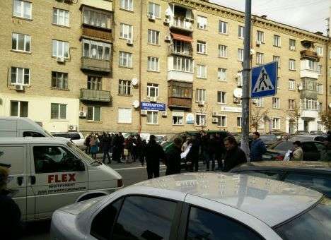 Киевляне перекрыли спуск, чтобы остановить разрушения (ФОТО)