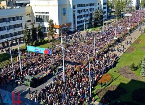 Более 50 тыс. человек насчитали в Донецке на похоронах боевика (ФОТО)