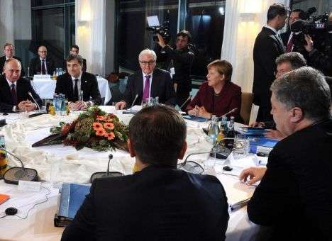 Порошенко обошелся без рукопожатия с Путиным