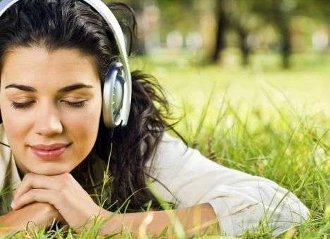 Медики выяснили, что справиться с бессонницей поможет музыка