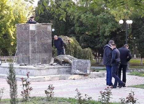 В Крыму выясняют, кто «убил» Ленина (ФОТО)