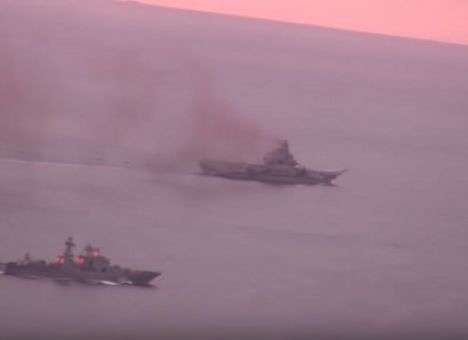 Опубликованы кадры «слежки» за «Адмиралом Кузнецовым» в Северном море (ВИДЕО)