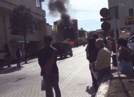 Опубликованы первые кадры пылающей в Японии автостоянки (ФОТО)