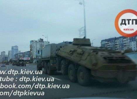 На рассвете по Киеву промчались пушки с тризубами (ФОТО)