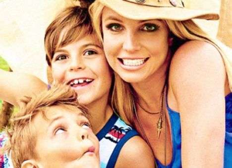 Знаменитости, которые рано стали мамами