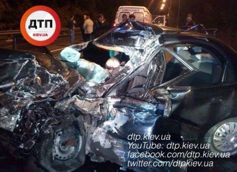 Опубликованы кадры с места страшного ДТП под Киевом (ФОТО)