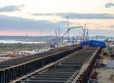 В РФ показали, что происходит под синим тентом на Крымском мосту (ФОТО)