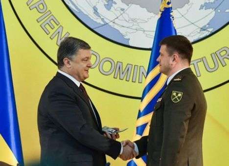 Порошенко познакомил разведчиков с их новым начальником