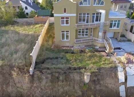 Под Одессой в море сползает целая улица с новыми домами (ВИДЕО)