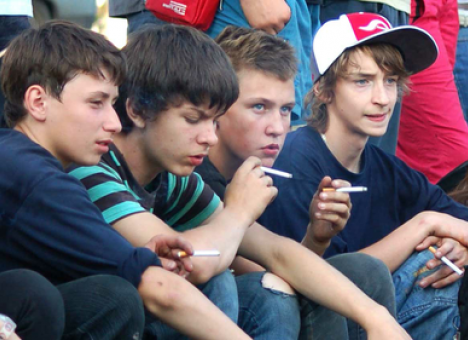 Специалисты выяснили, почему подростки начинают курить