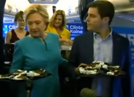 СМИ показали, как Клинтон отгуляла день рождения (ВИДЕО)