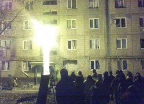 «Скорые» летают, свет вырубили: Кадры с места кровавого обстрела в Макеевке (ФОТО)