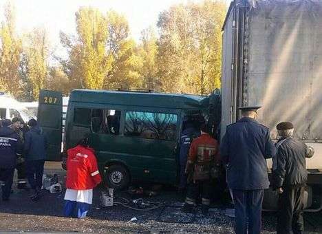 В Днепре столкнулись маршрутка и фура: 14 человек пострадали (ФОТО)