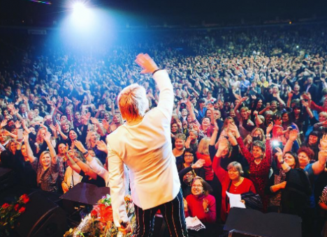 ЧП с известным российским певцом и фанаткой попало на камеры (ВИДЕО)