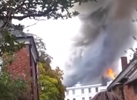 Знаменитый отель превратился в факел (ВИДЕО)