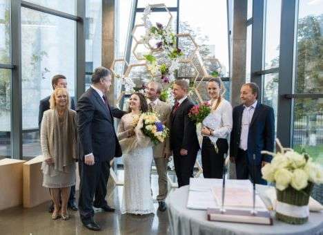 Порошенко шокировал дончан появлением на их свадьбе (ВИДЕО, ФОТО)