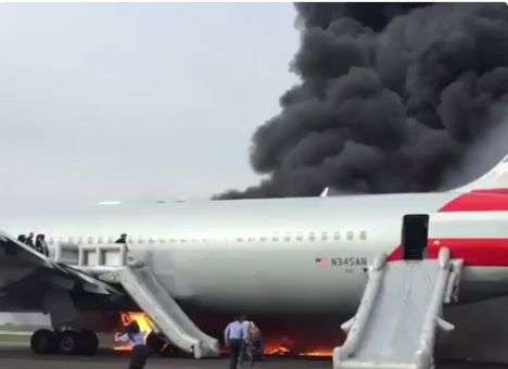 ЧП в Чикаго: Люди выпрыгивали из пылающего самолета (ВИДЕО)