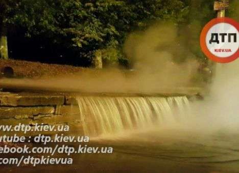Очевидцы сняли на видео обжигающий водопад в Киеве (ВИДЕО)