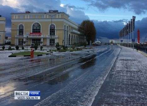 В РФ улицы черноморского курорта засыпало градом (ФОТО)