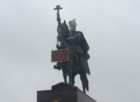 «Пакет Яровой»: В РФ на голову Грозному надели мешок (ФОТО)